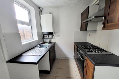 2 bedroom end of terrace house to rent, Catherine Street, Rochester