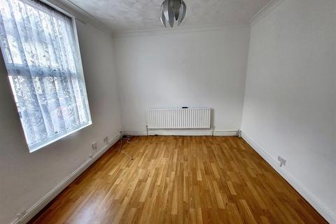 2 bedroom end of terrace house to rent, Catherine Street, Rochester