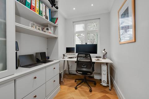 1 Grove End Lane, Esher, KT10 8JA