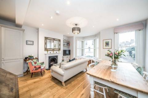 3 bedroom maisonette to rent, Harbut Road, London SW11