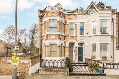 3 bedroom maisonette to rent, Harbut Road, London SW11