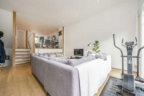 4 Arran Mews, London, W5 3PY