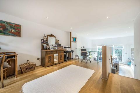 4 Arran Mews, London, W5 3PY