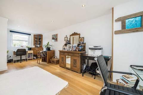 4 Arran Mews, London, W5 3PY