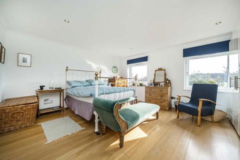 4 Arran Mews, London, W5 3PY