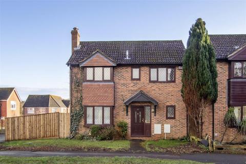 3 bedroom detached house to rent, Moggs Mead, Petersfield