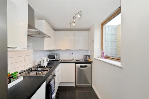 2 bedroom apartment to rent, Amundsen Court, Isle of Dogs, E14