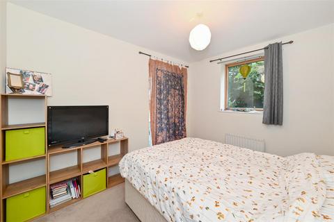 2 bedroom apartment to rent, Amundsen Court, Isle of Dogs, E14