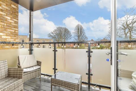 2 bedroom apartment for sale, Salomons Grove, Southborough, Tunbridge Wells, Kent