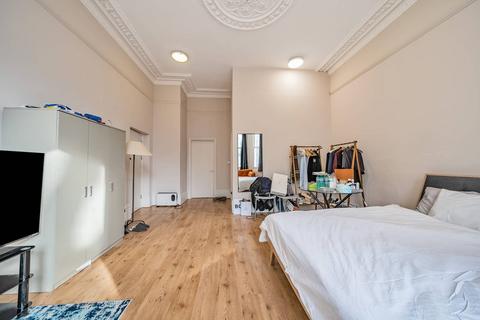 Studio to rent, Queens Gate, South Kensington, London, SW7