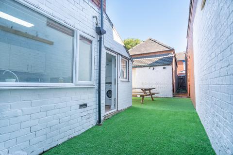 4 bedroom terraced house to rent, Carholme Road, Lincoln