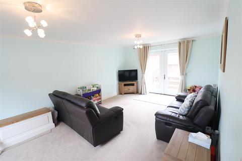 3 bedroom end of terrace house to rent, Mill Park Drive, Braintree