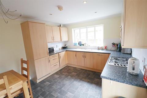 3 bedroom end of terrace house to rent, Mill Park Drive, Braintree