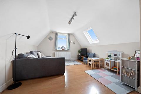 2 bedroom flat for sale, Holmesdale Road, London