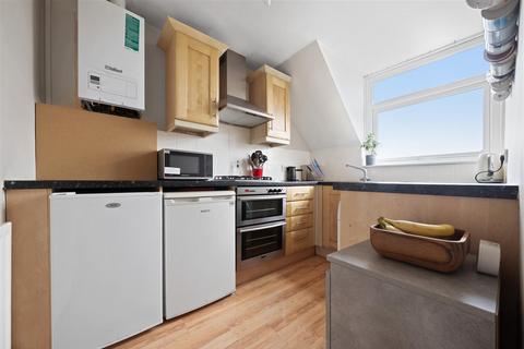 2 bedroom flat for sale, Holmesdale Road, London