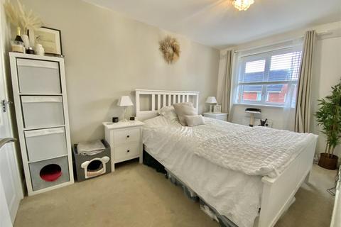 3 Blake Close, Towcester, NN12 6JN