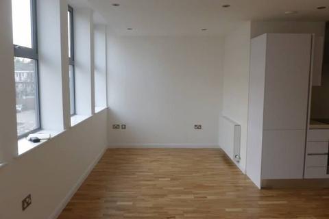 Studio to rent, Streatham High Road, London, SW16