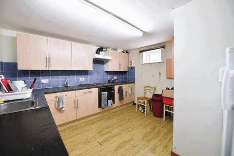 1 bedroom in a house share to rent, 11 Thornville Crescent HS