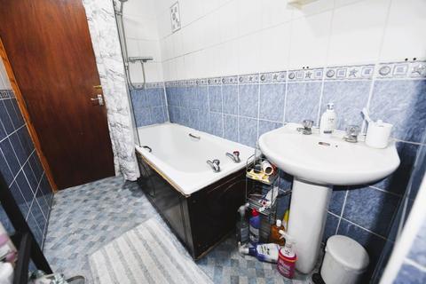 1 bedroom in a house share to rent, 11 Thornville Crescent HS