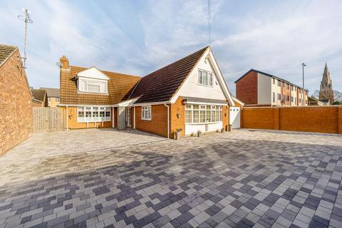 5 bedroom detached bungalow for sale, Holbeach Road, Spalding