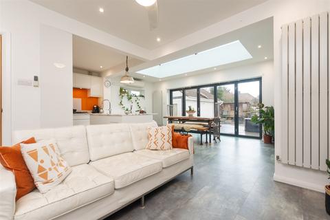 27 Thomas Drive, Gravesend, DA12 5PY