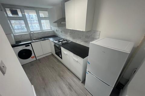 3 bedroom house to rent, Blaydon Close, London