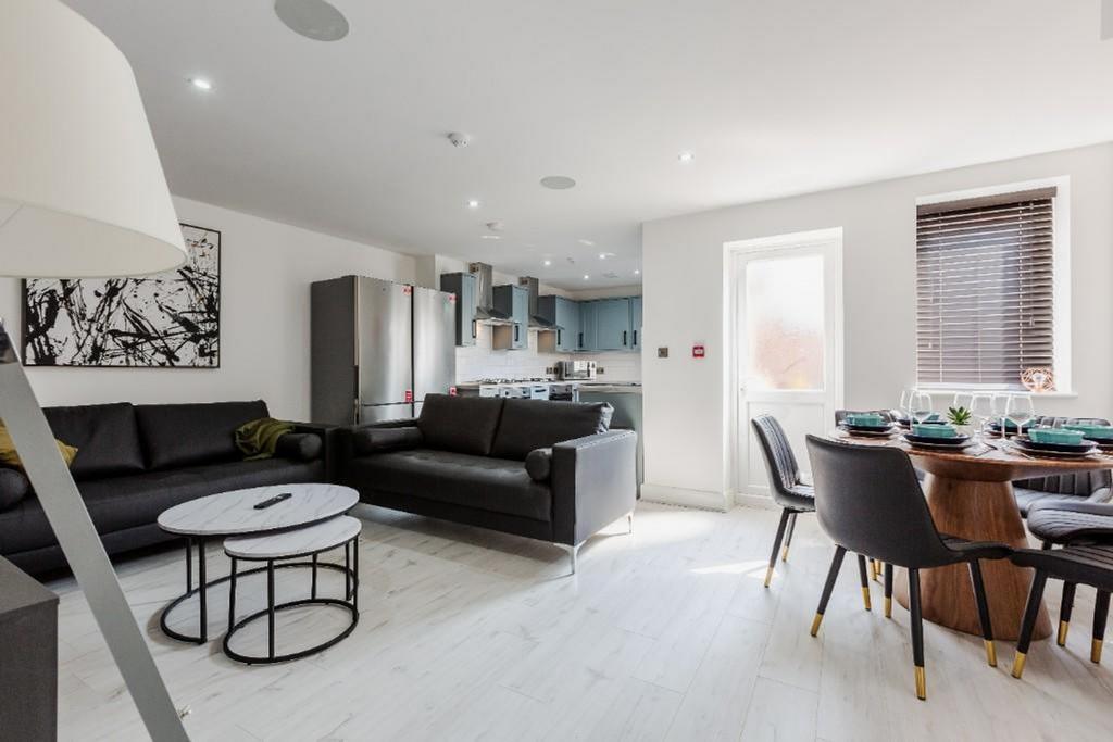 A spacious and inviting large modern living roo...