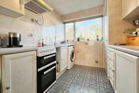 16 Denis Close, Leicester, LE3 6DQ