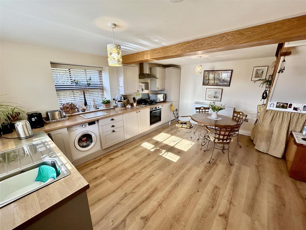 Kitchen2.JPG