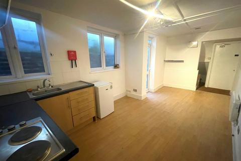 Studio to rent, Tottenham Lane, Hornsey, N8