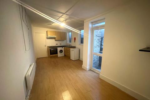 Studio to rent, Tottenham Lane, Hornsey, N8