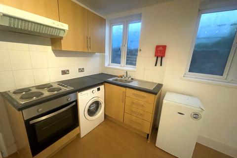 Studio to rent, Tottenham Lane, Hornsey, N8