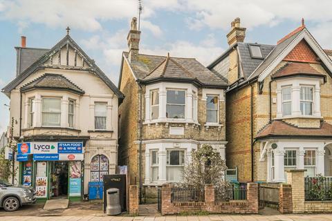 3 bedroom flat to rent, Richmond Road, Kingston Upon Thames KT2