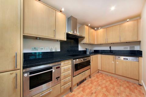 2 bedroom flat for sale, Flagstaff House, 10 St. George Wharf, London