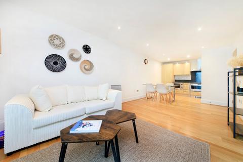 2 bedroom flat for sale, Flagstaff House, 10 St. George Wharf, London