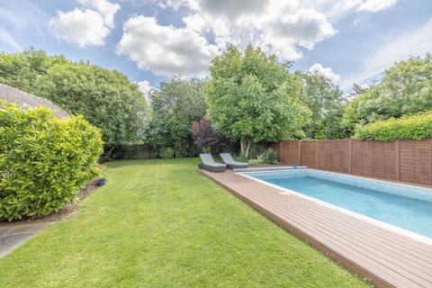 4 bedroom chalet for sale, Riverside, Wraysbury TW19