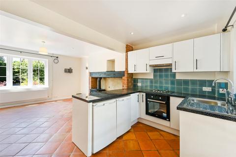 3 bedroom mews to rent, The Hoppety, Tadworth