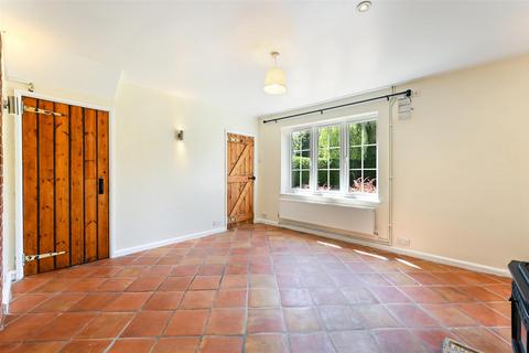 3 bedroom mews to rent, The Hoppety, Tadworth