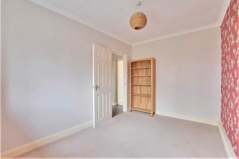 2 bedroom flat to rent, Beaconsfield Close, London