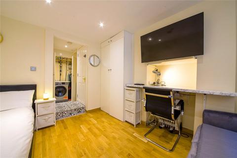 Studio to rent, Essex Road, Angel, London, N1