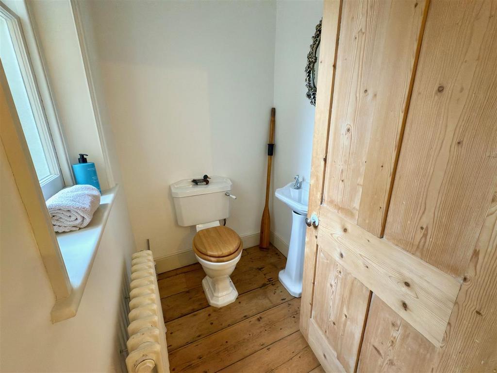 CLOAKROOM.jpg