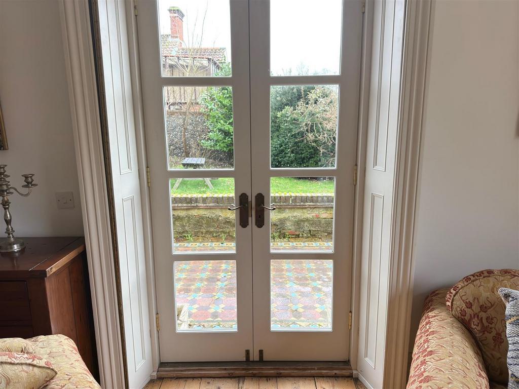 LOUNGE DOORS TO GARDEN.jpg