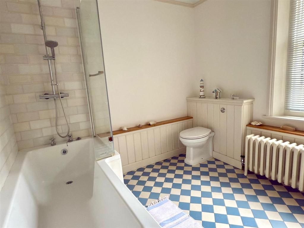MAIN BATHROOM.jpg