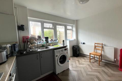 5 bedroom terraced house to rent, Croombs Road, London E16