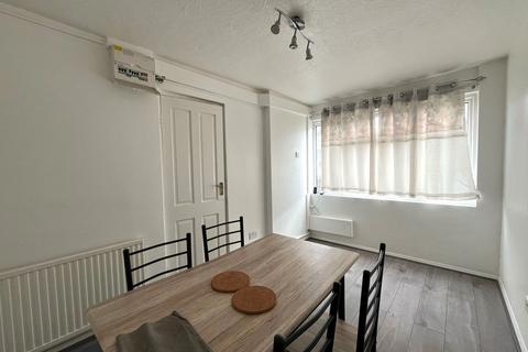 5 bedroom terraced house to rent, Croombs Road, London E16