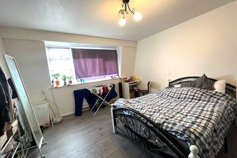 5 bedroom terraced house to rent, Croombs Road, London E16