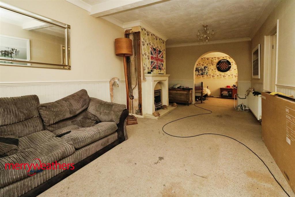 Through lounge/dining room