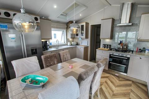 2 bedroom bungalow for sale, Willerby Vouge Lodge -Sheerness Holiday Park