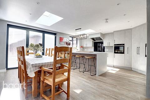 3 bedroom detached house for sale, Rookery Drive, Luton