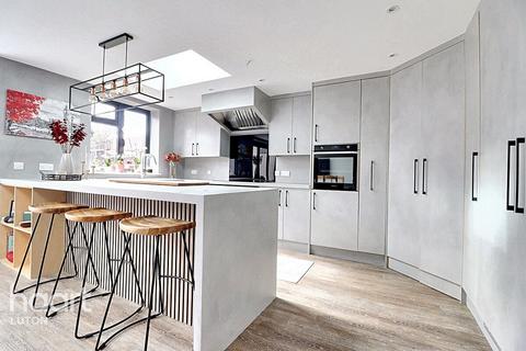 3 bedroom detached house for sale, Rookery Drive, Luton